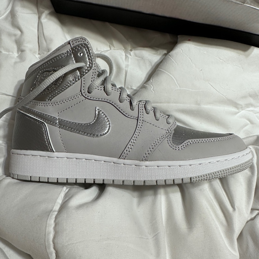 Retro Air Jordan 1 Silver/Matte gray size 5 youth/7 women’s